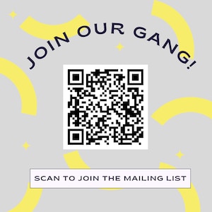 Peut inclure: Un fond gris avec des formes courbes jaunes et des &eacute;toiles. Un code QR noir et blanc est au centre de l'image. Le texte "JOIN OUR GANG!" est en texte noir sur fond jaune. Sous le code QR se trouve le texte "SCAN TO JOIN THE MAILING LIST" en texte noir sur fond blanc.
