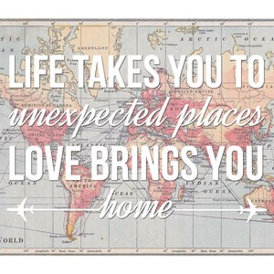 Op de afbeelding: Een vintage wereldkaart met de tekst "Life takes you to unexpected places, love brings you home" eroverheen gelegd. De kaart is in tinten blauw, roze en groen.