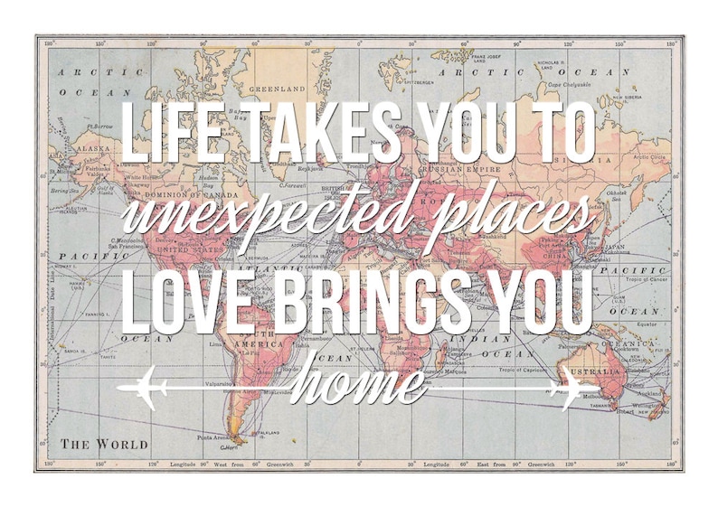 Op de afbeelding: Een vintage wereldkaart met de tekst "Life takes you to unexpected places, love brings you home" eroverheen gelegd. De kaart is in tinten blauw, roze en groen.