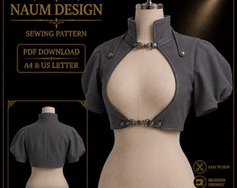 Könnte beinhalten: Ein graues Bolero-Schnittmuster von Naum Design mit Stehkragen, Puffärmeln und zwei verzierten Metallverschlüssen vorne. Das Design zeigt einen großen kreisförmigen Ausschnitt im Brustbereich sowie eine separate Ansicht der Rückseite.
