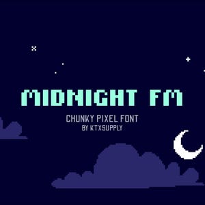 Puede incluir: Un gráfico digital que muestra el texto MIDNIGHT FM en una fuente de píxeles gruesa de color azul claro, con el subtítulo CHUNKY PIXEL FONT BY KTXSUPPLY. La escena representa un cielo nocturno azul oscuro con estrellas blancas, una luna creciente y nubes moradas.