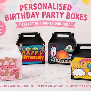 Op de afbeelding: Vier gepersonaliseerde verjaardagsfeestartikelen. Eén witte doos met een roze kasteelontwerp en de naam "Sophie". De andere dozen zijn zwart met diverse ontwerpen, waaronder een raket, een regenboog en Toy Story-personages.