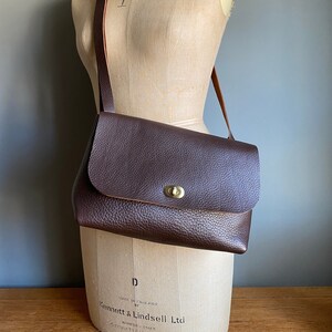Bolso bandolera Beatrice Grande de piel marrón oscuro, bolso de piel marrón