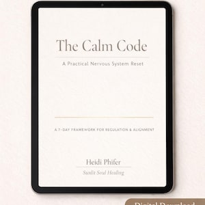 Può includere: Un tablet nero mostra il titolo "The Calm Code" con il sottotitolo "A Practical Nervous System Reset". Include anche "A 7-DAY FRAMEWORK FOR REGULATION & ALIGNMENT" e il nome dell'autore, Heidi Phifer. Download digitale.