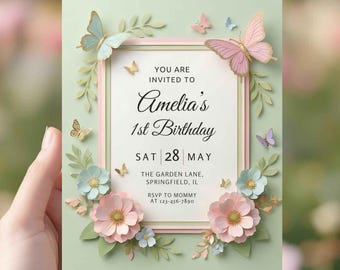 Puede incluir: Una invitación de cumpleaños verde pastel con un tema floral y de mariposas. La invitación dice "1er Cumpleaños de Amelia" con la fecha y el lugar. El diseño incluye detalles en rosa, azul y dorado.