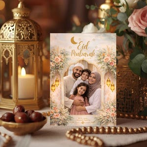 Peut inclure: Une carte de v&oelig;ux Eid Mubarak avec un portrait de famille dans une arche, orn&eacute;e de compositions florales et de lanternes. La carte porte l'inscription "Eid Mubarak" en or, avec un croissant de lune et des &eacute;toiles.