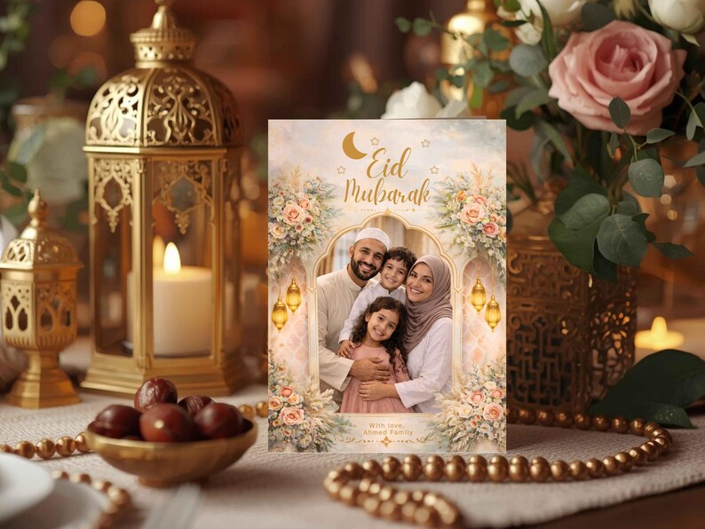 Peut inclure: Une carte de v&oelig;ux Eid Mubarak avec un portrait de famille dans une arche, orn&eacute;e de compositions florales et de lanternes. La carte porte l'inscription "Eid Mubarak" en or, avec un croissant de lune et des &eacute;toiles.