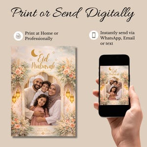 Peut inclure: Une carte num&eacute;rique Eid Mubarak avec une photo de famille encadr&eacute;e de fleurs, avec les mots "Eid Mubarak" et "Imprimer ou envoyer num&eacute;riquement". La carte peut &ecirc;tre imprim&eacute;e &agrave; la maison ou envoy&eacute;e via WhatsApp, e-mail ou texte.
