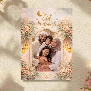 Peut inclure: Une carte de portrait de famille avec l'inscription dor&eacute;e "Eid Mubarak", entour&eacute;e d'arrangements floraux et de lanternes d&eacute;coratives. La famille sourit et s'embrasse, cr&eacute;ant une atmosph&egrave;re chaleureuse et festive.