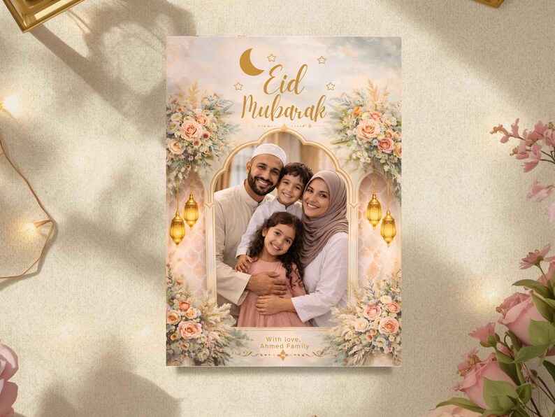 Peut inclure: Une carte de portrait de famille avec l'inscription dor&eacute;e "Eid Mubarak", entour&eacute;e d'arrangements floraux et de lanternes d&eacute;coratives. La famille sourit et s'embrasse, cr&eacute;ant une atmosph&egrave;re chaleureuse et festive.