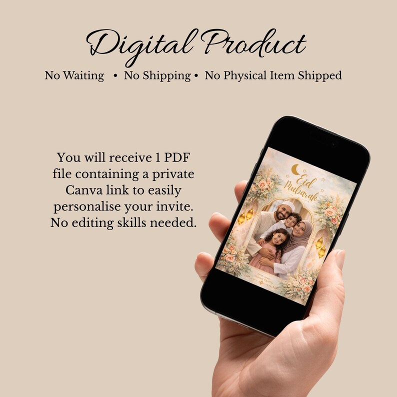Peut inclure: Un smartphone affiche un faire-part avec une photo de famille, des motifs floraux et le texte "Eid Mubarak". Le t&eacute;l&eacute;phone est tenu dans une main sur un fond neutre. Le texte en haut indique "Digital Product".