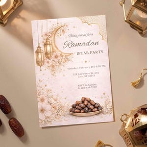 Puede incluir: Invitaci&oacute;n a la fiesta Iftar del Ramad&aacute;n con un dise&ntilde;o de luna creciente y floral. La invitaci&oacute;n incluye la fecha, la hora y el lugar. Los d&aacute;tiles se muestran en un plato peque&ntilde;o. Linternas decorativas y velas rodean la invitaci&oacute;n.