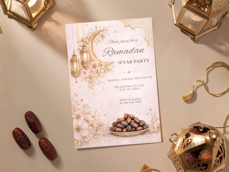 Puede incluir: Invitaci&oacute;n a la fiesta Iftar del Ramad&aacute;n con un dise&ntilde;o de luna creciente y floral. La invitaci&oacute;n incluye la fecha, la hora y el lugar. Los d&aacute;tiles se muestran en un plato peque&ntilde;o. Linternas decorativas y velas rodean la invitaci&oacute;n.