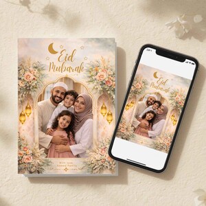 Peut inclure: Un album photo imprim&eacute; et un smartphone affichant la m&ecirc;me image. L'image pr&eacute;sente un portrait de famille avec le texte "Eid Mubarak" et des motifs floraux. L'album est ouvert, r&eacute;v&eacute;lant la photo de famille.