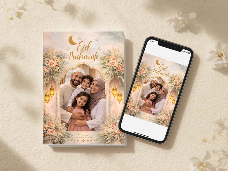 Peut inclure: Un album photo imprim&eacute; et un smartphone affichant la m&ecirc;me image. L'image pr&eacute;sente un portrait de famille avec le texte "Eid Mubarak" et des motifs floraux. L'album est ouvert, r&eacute;v&eacute;lant la photo de famille.