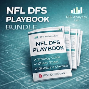 Peut inclure: Un ensemble de Playbooks NFL DFS avec une couverture turquoise et blanche. La couverture comprend le texte "NFL DFS PLAYBOOK" et une liste d'éléments inclus : Guide de stratégie, Fiche de triche et Glossaire et liste de contrôle. Le téléchargement PDF est également indiqué.