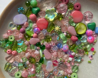 Mix di perline a forma di fiore per giardino delle fate / Foglie e farfalle in vetro ceco rosa e verde brillante / Gioielli e ricami fantasiosi fai da te
