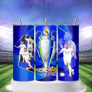 Puede incluir: Un juego de tres tazas de cerámica con acabado mate moteado. Las tazas son de color crema, gris claro y gris oscuro. Cada taza tiene un diseño simple y minimalista.