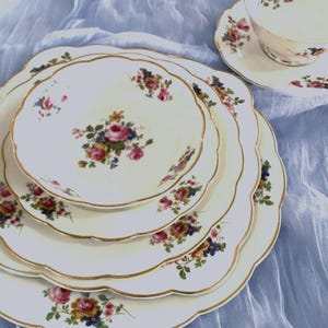 Royal Bayreuth Floral Porcelain 7-Piece Place Setting, Gold Rim Cottagecore Tableware