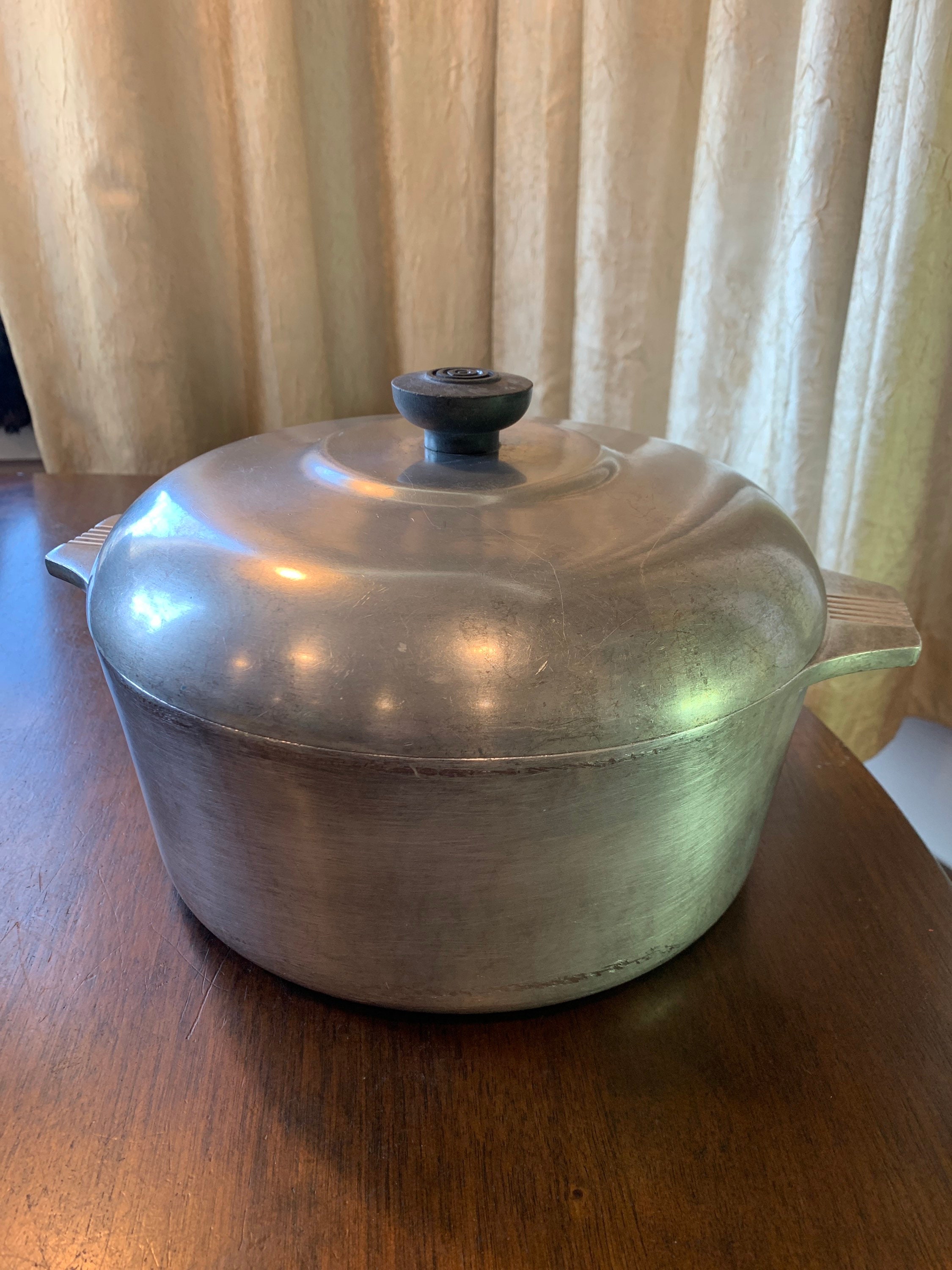 Vintage 13 qt. Magnalite roaster in great condition measures 18 5/8 long x  11 9/16 wide with lid that fits perfectly, 9 tall with handle