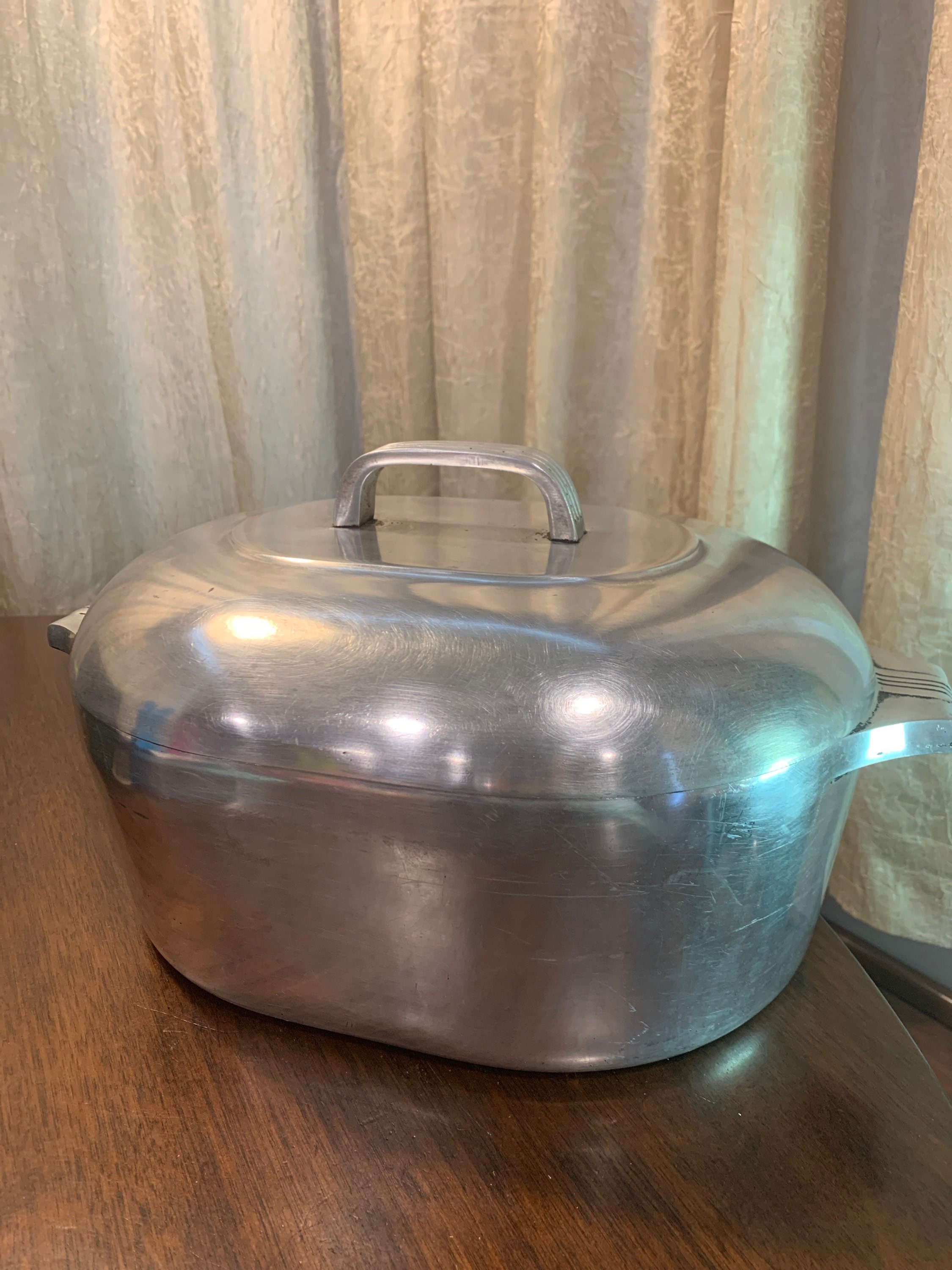 Vintage 13 qt. Magnalite roaster in great condition measures 18 5/8 long x  11 9/16 wide with lid that fits perfectly, 9 tall with handle