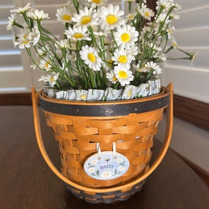 Longaberger Grandma Bonnie Daisy Basket Combo 1999 Grandma Bonnie May Series with Liner 2 Protectors Tie On and Daisies Bouquet EUC