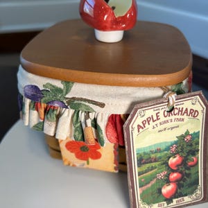 Longaberger Teaspoon Basket with Apple Knob, Fruit Liner, Protector, Handpainted Tie On, and Lid EUC 2003