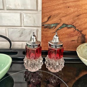 Puede incluir: Una bandeja de servir de madera hecha a mano con acabado natural. La bandeja tiene forma rectangular, bordes elevados y asas integradas. Se aprecia la veta de la madera. Dimensiones: aproximadamente 40 cm de largo, 25 cm de ancho y 5 cm de alto.