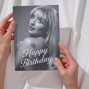 Tarjeta de cumpleaños retro glamurosa, retrato en blanco y negro al estilo del Hollywood clásico, descarga digital con escritura elegante.