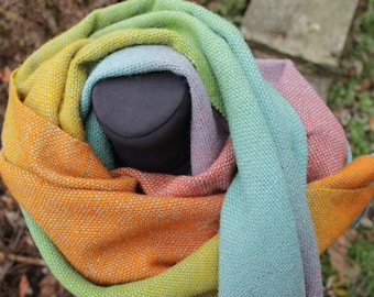 Nebliger Regenbogen. Handgewebter Schal, Schal aus Bio-Wolle, OOAK milticolor Farbverlauf, Geschenkidee, handgewebter Schal, Pashmina Wrap