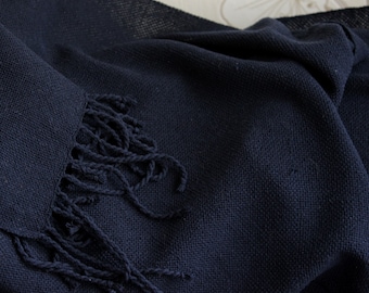 Seide Nacht. Handgewebter Schal, Bourette Seidenschal, Frauentuch, dunkelblauer Schal, Sommer riesiger Schal, Fransen blauer Schal, Seidentuch, unisex