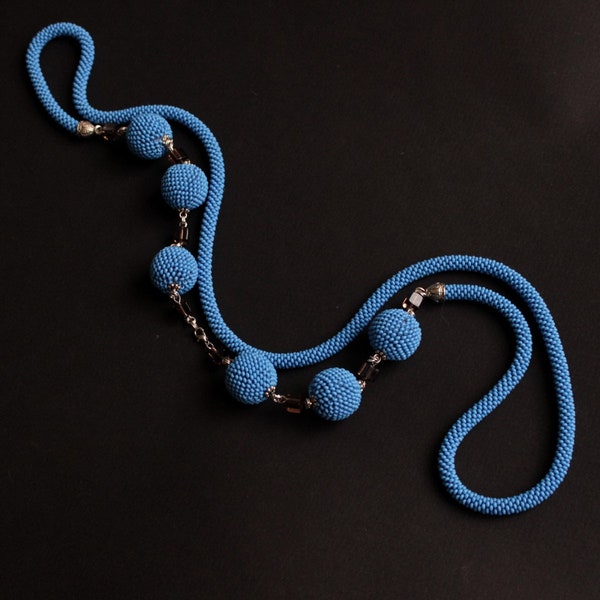 Bleu inhabituel. Corde au crochet de perles, collier crocheté, collier de perles bleues, crochet avec perles, long collier à brins bleu, idée cadeau