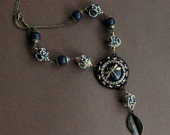 Die letzte Libelle des Herbstes. Messing Kette schwarz gold, Libellen Knopf, Glasknopf Anhänger, Blätter Lava Messing, OOAK, Gothic Kette