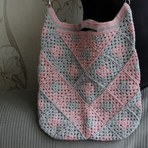 Nicht Omas. Gehäkelte Sommertasche, pastellfarbene Tasche, Umhängetasche, rosa graue Sommertasche, durchbrochene Omas Quadrate, Mädchentasche.