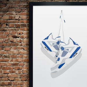 K&ouml;nnte beinhalten: Ein Paar wei&szlig;e und blaue Turnschuhe, die an einer Schnur h&auml;ngen. Die Schuhe haben einen blauen Besatz und eine wei&szlig;e Sohle.