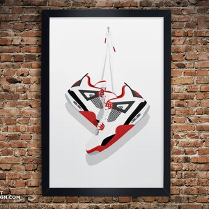 K&ouml;nnte beinhalten: Ein gerahmter Druck eines Paares wei&szlig;er und roter Turnschuhe, die an einer Schnur h&auml;ngen. Die Turnschuhe sind ein beliebter Stil von Basketballschuhen.