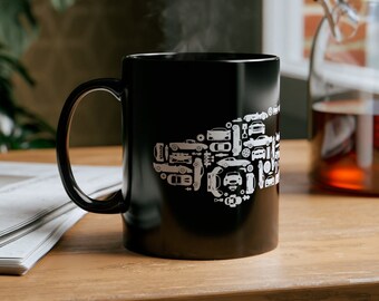Collage de autos de autos antiguos, súper, clásicos y deportivos y piezas en una taza negra de 11 oz