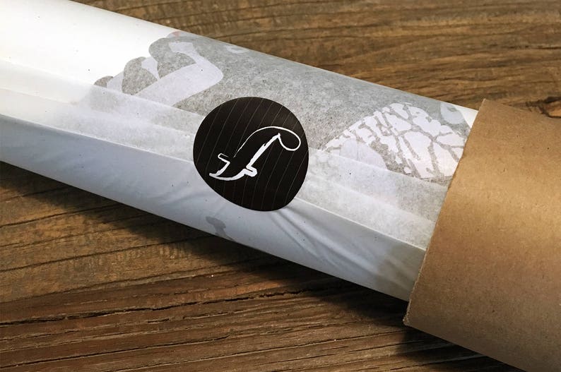 K&ouml;nnte beinhalten: Eine wei&szlig;e Posterrolle mit einem schwarzen Kreis, der einen wei&szlig;en Buchstaben F enth&auml;lt. Die Rolle ist in wei&szlig;es Seidenpapier eingewickelt und hat eine braune Pappkappe.