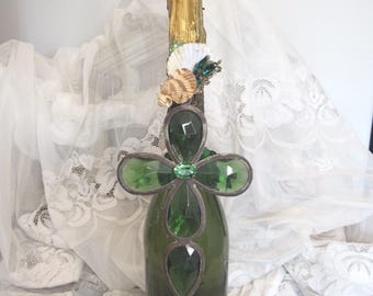 Botella verde excavada, adornada con cuentas de vidrio, concha, tapón de madera, decoración coleccionable.