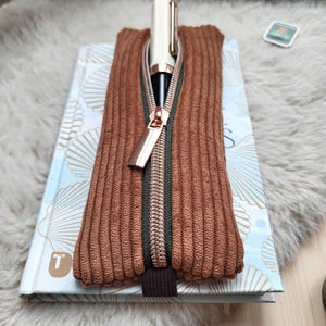Praktisches Etui zum Einhaken in Lektüre/Journals/Notiz-/Skizzen-/Tagebücher A5; Reißverschluss, Gummiband; Cord, Designerstoff, terracotta