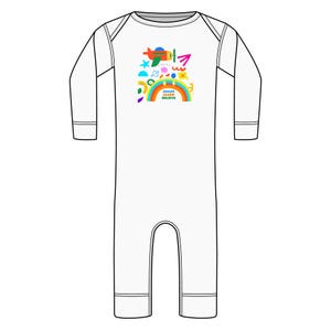 Puede incluir: Mono blanco para bebé con mangas largas. Presenta un gráfico colorido de un avión, un arcoíris y varias formas. El texto "SHARE LEARN BELIEVE" está impreso debajo del arcoíris.