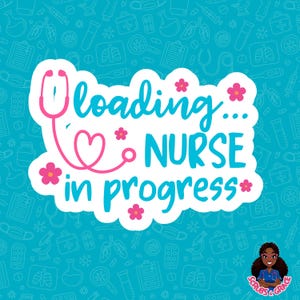 Puede incluir: Adhesivo blanco con el texto "loading... NURSE in progress" en azul y rosa, con un diseño de estetoscopio. Decorado con flores rosas y un gráfico de enfermera sobre un fondo turquesa con iconos médicos.