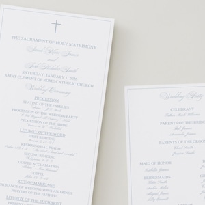 Puede incluir: Dos programas de ceremonia de boda blancos con texto azul claro y una cruz. Los programas enumeran los detalles de la ceremonia, incluidos los nombres de la pareja, la fecha y el lugar.