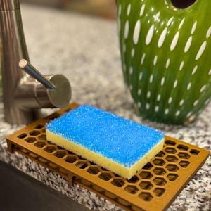 Self-Draining Kitchen Sponge Holder – Honeycomb Quick-Dry Sink Tray