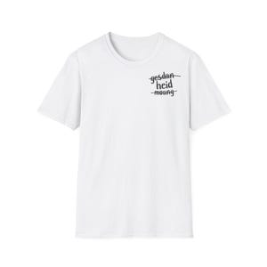 以下が含まれることがあります： クルーネックの白い半袖Tシャツ。左胸の上部には、手書き風の黒い文字で「gesdan heid moang」とプリントされており、3つの単語それぞれに横線が引かれています。