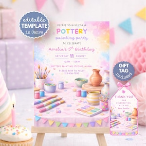 Può includere: Un invito dai colori pastello per una festa di pittura su ceramica, esposto su un piccolo cavalletto di legno. L'invito include testo, elementi decorativi e un'etichetta regalo. La festa è per il 5° compleanno di Amelia.