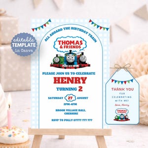 Puede incluir: Una invitación de cumpleaños de Thomas & Friends azul y blanca. La invitación es para el segundo cumpleaños de Henry, con fecha, hora y lugar. Una etiqueta a juego dice "Gracias".