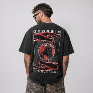 Puede incluir: Una camiseta negra de gran tamaño con un gráfico en la espalda que presenta un globo rojo, manos y las palabras "GENESIS" y "REVELATION" en blanco. La camiseta tiene un aspecto descolorido y vintage. El nombre de la marca "Verse by Verse" está impreso verticalmente.
