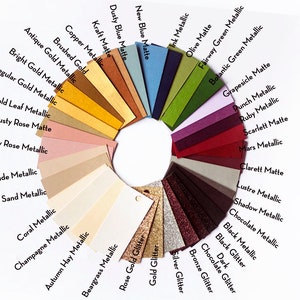 Puede incluir: Una carta de colores de muestras de papel para la elaboraci&oacute;n de tarjetas y manualidades de papel. La carta incluye una variedad de colores, acabados y texturas, incluyendo met&aacute;lico, mate y brillo. Los colores incluyen azul polvoriento, kraft, cobre, oro antiguo, oro cepillado, oro brillante, oro regular, hoja de oro, rosa polvoriento, rosa brumoso, nude, arena, coral, champ&aacute;n, heno de oto&ntilde;o, hierba de oso, brillo dorado rosa, brillo dorado, tinta, oliva, verde fairway, verde bot&aacute;nico, sorbete de uva, punch, rub&iacute;, escarlata, marte, claret, brillo, sombra, chocolate, negro y chocolate negro.