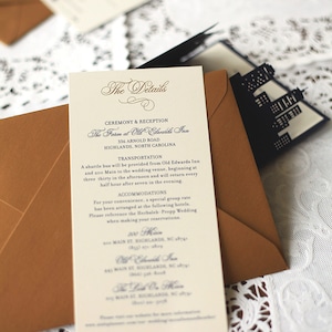 Puede incluir: Una tarjeta blanca con texto azul marino que detalla la ceremonia y la recepci&oacute;n de una boda en The Farm at Old Edwards Inn. La tarjeta incluye la direcci&oacute;n, los detalles de transporte y la informaci&oacute;n de alojamiento para los invitados.